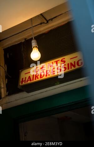 Signori segno dresser dei capelli, Soho, Londra, Inghilterra, Regno Unito Foto Stock