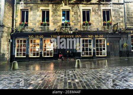 Sab 30 Gennaio 2021. Edimburgo, Regno Unito. Tradizionalmente, l’ultimo fine settimana di gennaio è il primo giorno di paga dopo Natale e un periodo di punta per i pub e i bar di Edimburgo. Le attuali restrizioni di blocco del Covid-19 a Edimburgo significano che sono chiuse e questa era la vista al Beehive Inn sul Grassmarket. Foto Stock