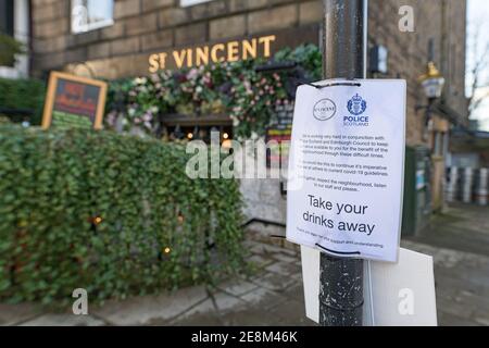 Sab 30 Gennaio 2021. Edimburgo, Regno Unito. Tradizionalmente, l’ultimo fine settimana di gennaio è il primo giorno di paga dopo Natale e un periodo di punta per i pub e i bar di Edimburgo. Le attuali restrizioni di blocco del Covid-19 a Edimburgo significano che sono chiuse e questa era la vista a St Vincent su St Vincent Street. Foto Stock