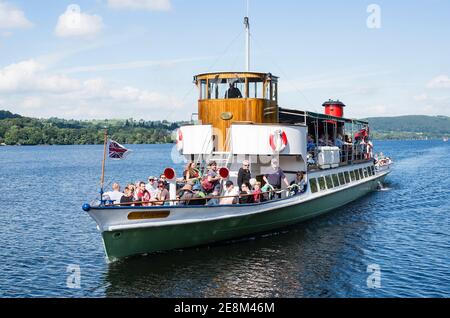 Un traghetto passeggeri sul lago Windermere che trasporta i turisti crociera aa o in altri luoghi per lo sbarco a Cumbria REGNO UNITO Foto Stock