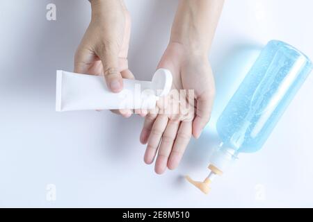 Le donne lavano le mani con l'igienizzatore a gel di alcol. Concetto di igiene. Evitare infezioni da virus coronarici. Applicazione di gel igienizzante - concep sanitario e igienico Foto Stock