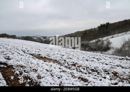 I campi e i seminativi sono coperti di neve bianca in inverno. Foto Stock