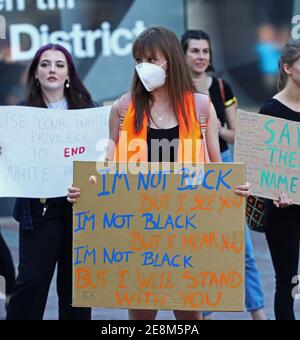 Linkoping, Svezia 20200610Black vive la manifestazione della materia a Gyllentorget a Linköping. Tutto è andato bene e la manifestazione è stata monitorata da un gran numero di agenti di polizia sul posto. Black Lives Matter (BLM) è un movimento internazionale per i diritti umani, che ha origine all'interno della comunità afro-americana, che si batte contro la violenza e il razzismo sistemico nei confronti dei neri. Foto Stock