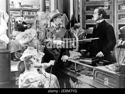 KIND HEARTS E CORONETS 1949 GFD film con da sinistra: Valerie Hobson, Alec Guinness, Dennis Price Foto Stock