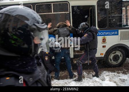 Mosca, Russia. 31 gennaio 2021 gli ufficiali di polizia Riot detengono un giovane in un raduno insanzionato a sostegno del leader russo dell'opposizione Alexei Navalny in via Stromynka a Mosca, Russia Foto Stock