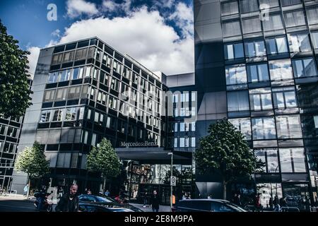 14 maggio 2019 Berlino, Germania - edifici di architettura moderna in vetro e metall a Berlino. Mercedes Benz torre dell'ufficio. Foto Stock