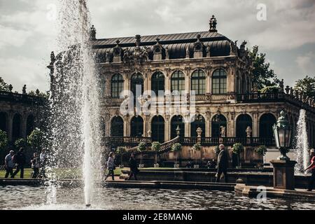 17 maggio 2019 Dresda, Germania - il palazzo Dresdner Zwinger è stato progettato da Poeppelmann nel 1710 come galleria di orangerie e mostre. Foto Stock