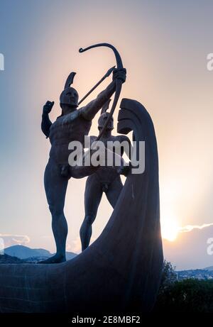 Statua in bronzo per i soldati greci di Salamina, in memoria della battaglia navale del 480 a.C., quando i greci sconfissero i persiani, l'isola di Salamina, la Grecia Foto Stock