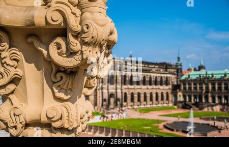 17 maggio 2019 Dresda, Germania - Palazzo Zwinger barocco del XVIII secolo, sculture di balconi. Foto Stock