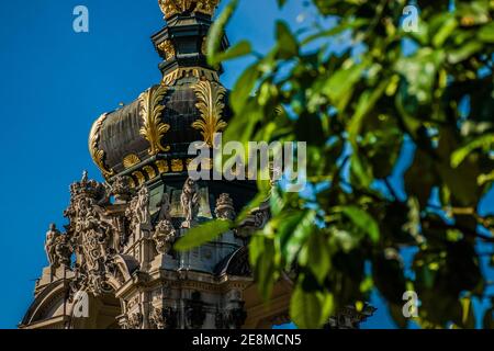 17 maggio 2019 Dresda, Germania - Palazzo Zwinger barocco del XVIII secolo, porta della Corona chiamata anche Kronentor Foto Stock