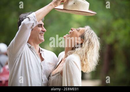ritratto di allegra coppia anziana che si diverte al parco Foto Stock
