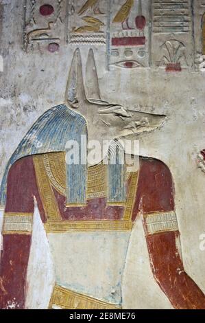 Antica scultura in bassorilievo egiziano del dio incamiciato Anubis. La divinità della morte e della mummificazione. Scultura antica in esposizione pubblica oltre 1 Foto Stock