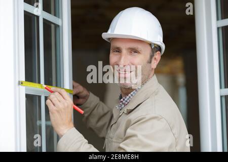 architetto che prende le misure di una finestra Foto Stock