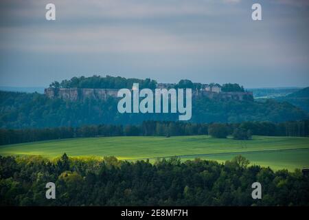 Vista dal punto di vista del Ponte di Bastei in Svizzera sassone Germania verso la città in montagna su una nuvolosa giorno Foto Stock