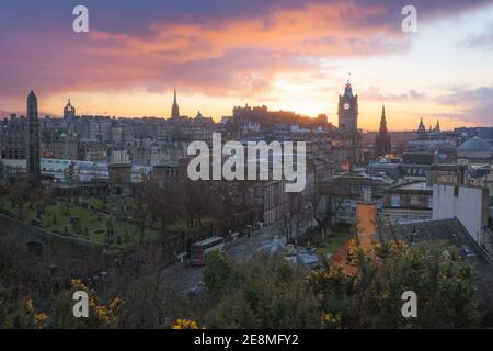 Vista panoramica dello skyline della città vecchia di Edimburgo, Princes Street, la Torre dell'orologio Balmoral e il Castello di Edimburgo dalla collina di Calton con un tramonto spettacolare nella Foto Stock