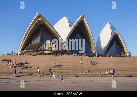 Sydney, Australia - 4 gennaio 2018: Turisti e visitatori si riuniscono sui gradini di fronte all'architettura unica e moderna dell'iconica Sydney Oper Foto Stock