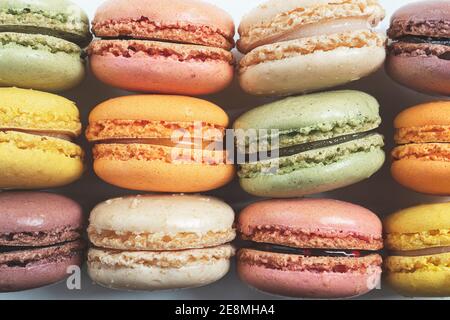 Set di maccheroni tradizionali francesi o macaron di colori diversi, primo piano Foto Stock