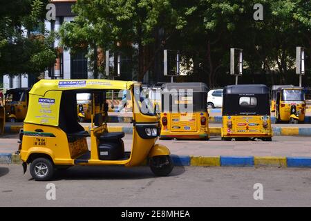 Madurai, Tamil Nadu, India - Gennaio, 2017: Auto risciò parcheggiato sul parcheggio di fronte alla stazione ferroviaria di Madurai Junction. Taxi giallo tuk-tuk Foto Stock