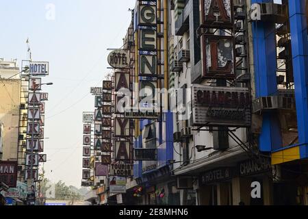 Delhi, India - Novembre, 2016: Molti cartelli degli hotel appesi agli edifici sulla strada nel quartiere di Paharganj (Bazar principale o Bazaar) Foto Stock