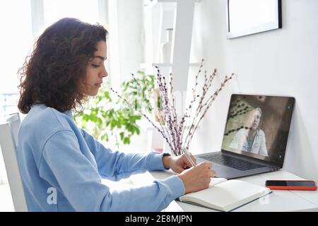 Scuola ispanica studentessa studentessa distanza imparare lezione online su videochiamata. Foto Stock