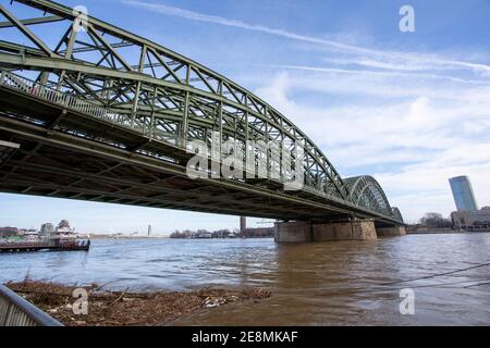 colonia, NRW, Germania, 01 31 2021, panorama di Hohenzollernbridge sul fiume Reno e Hyatt Hotel, acque alte Foto Stock