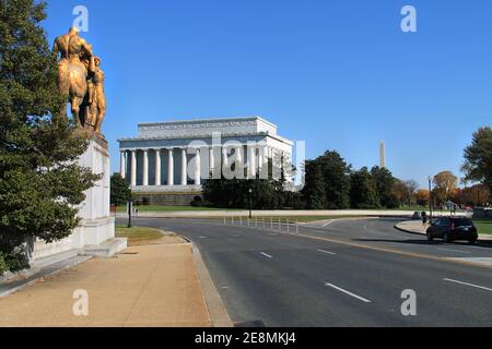 Il Lincoln Memorial e l'Arlington Memorial Bridge si estendono sul fiume Potomac fino a Washington DC dal Mount Vernon Trail Foto Stock