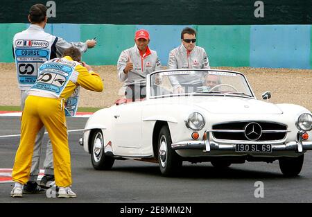 I piloti spagnoli e britannici di Formula uno Lewis Hamilton (L) e Fernando Alonso della McLaren/Mercedes hanno visto al grit durante la sfilata dei piloti al circuito di Magny-Cours vicino Nevers in Francia il 1° luglio 2007. Foto di Patrick Bernard/Cameleon/ABACAPRESS.COM Foto Stock