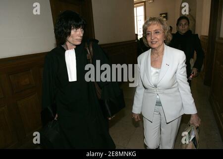 Edwige Antier appare in tribunale a Parigi, Francia, il 3 luglio 2007. Il pubblico ministero di Parigi ha richiesto martedì una multa di 75.000 euro contro Antier, pediatra e sindaco-assistente UMP dell'8 ° distretto di Parigi, ha continuato per occultamento di truffa a scapito di un'associazione di assistenza all'infanzia (AMADE) di cui era presidente. Foto di Thibault Camus/ABACAPRESS.COM Foto Stock