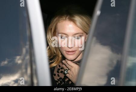 Cate Blanchett partecipa alla mostra della collezione Armani Autunno-Inverno 2007-2008 Haute-Couture, tenutasi al 'Palais de Chaillot' di Parigi, Francia, il 4 luglio 2007. Foto di Denis Guignebourg/ABACAPRESS.COM Foto Stock