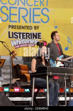 Norah Jones si esibisce dal vivo durante la Good Morning America Summer Concert Series di ABC, tenutasi a Bryant Park a New York City, NY, USA venerdì 6 luglio 2007. Foto di Donna Ward/ABACAPRESS.COM Foto Stock