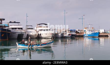 Ayia Napa, Cipro - 16 giugno 2018: I pescatori in barca di legno entrano in Agia Napa Marina di mattina Foto Stock