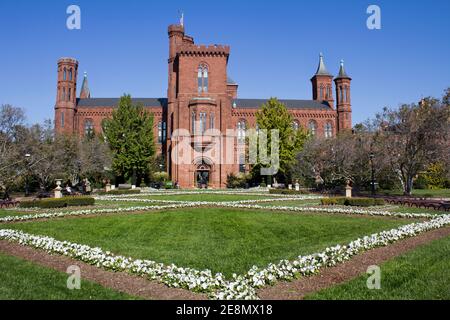 Vista del castello in mattoni rossi come la sede centrale dello Smithsonian Istituto sul centro commerciale nazionale Foto Stock