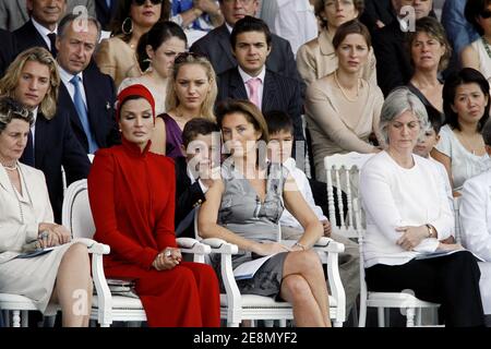 Jean, il figlio del presidente Nicolas Sarkozy, Sheikha Moza bint Nasser al-Misn, l'emiro del Qatar, la moglie di Sheikh Hamad bin Khalifa, la First Lady Cecilia Sarkozy con i suoi figli Louis e Jeanne-Marie, partecipano alla sfilata militare annuale 2007 lungo gli Champs Elysees il giorno della Bastiglia a Parigi, in Francia, il 14 luglio 2007. Nicolas Sarkozy presiede per la prima volta le feste nazionali della Bastiglia. Foto di ABACAPRESS.COM Foto Stock