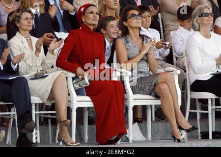 Pierre, il figlio del presidente Nicolas Sarkozy, Sheikha Moza bint Nasser al-Misn, l'emiro del Qatar, la moglie di Sheikh Hamad bin Khalifa, First Lady Cecilia Sarkozy con i suoi figli Louis e Jeanne-Marie, partecipano alla sfilata militare annuale 2007 lungo gli Champs Elysees il giorno della Bastiglia a Parigi, in Francia, il 14 luglio 2007. Nicolas Sarkozy presiede per la prima volta le feste nazionali della Bastiglia. Foto di ABACAPRESS.COM Foto Stock