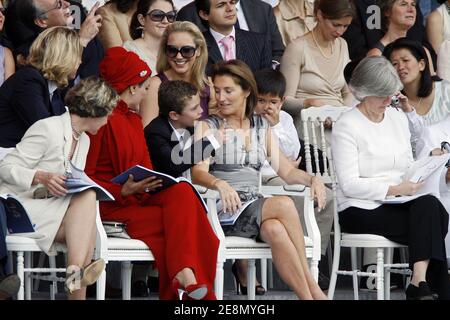 Pierre, il figlio del presidente Nicolas Sarkozy, Sheikha Moza bint Nasser al-Misn, l'emiro del Qatar, la moglie di Sheikh Hamad bin Khalifa, First Lady Cecilia Sarkozy con i suoi figli Louis e Jeanne-Marie, partecipano alla sfilata militare annuale 2007 lungo gli Champs Elysees il giorno della Bastiglia a Parigi, in Francia, il 14 luglio 2007. Nicolas Sarkozy presiede per la prima volta le feste nazionali della Bastiglia. Foto di ABACAPRESS.COM Foto Stock