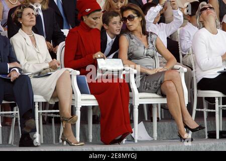 Pierre, il figlio del presidente Nicolas Sarkozy, Sheikha Moza bint Nasser al-Misn, l'emiro del Qatar, la moglie di Sheikh Hamad bin Khalifa, First Lady Cecilia Sarkozy con i suoi figli Louis e Jeanne-Marie, partecipano alla sfilata militare annuale 2007 lungo gli Champs Elysees il giorno della Bastiglia a Parigi, in Francia, il 14 luglio 2007. Nicolas Sarkozy presiede per la prima volta le feste nazionali della Bastiglia. Foto di ABACAPRESS.COM Foto Stock