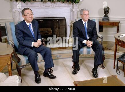 Il presidente DEGLI STATI UNITI George W. Bush(R) incontra il segretario generale delle Nazioni Unite Ban Ki-Moon durante un incontro presso l'Ufficio ovale della Casa Bianca a Washington, USA, il 17 luglio 2007. Ban accoglie con favore l'invito del presidente americano George W. Bush a una conferenza internazionale per rilanciare i colloqui di pace in Medio Oriente, ha dichiarato martedì il suo ufficio stampa. Foto di Olivier Douliery/ABACAUSA.COM Foto Stock