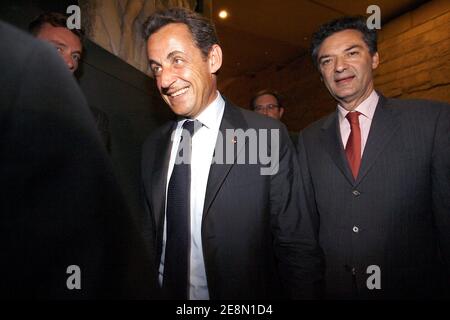 Il presidente Nicolas Sarkozy con il presidente del distretto di Hauts-de-Seine Patrick Devedjian partecipa al rally dell'UMP tenutosi il 18 luglio 2007 al "Carrousel du Louvre" di Parigi, Francia. Foto di Bernard Bisson/ABACAPRESS.COM Foto Stock
