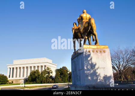 Il Lincoln Memorial e l'Arlington Memorial Bridge si estendono sul fiume Potomac fino a Washington DC dal Mount Vernon Trail Foto Stock