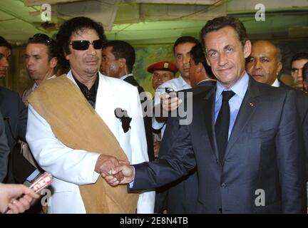 Il presidente libico Moammar Gadhafi (L) saluta il suo omologo francese Nicolas Sarkozy al Bab Azizia Palace di Tripoli, Libia, il 25 luglio 2007. Sarkozy ha incontrato Gadhafi mercoledì in un viaggio per approfondire le relazioni dopo aver contribuito a risolvere una situazione diplomatica che ha danneggiato i legami dell'esportatore di petrolio con l'Occidente. Foto di Christophe Guibbaud/ABACAPRESS.COM Foto Stock