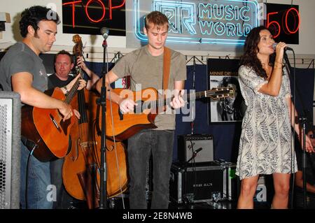 L'attrice e cantante Minnie driver esegue canzoni dal vivo dal suo nuovo CD 'Seastories' durante il suo appeatance ospite al J&R Music World di New York City, NY, USA mercoledì 25 luglio 2007. Foto di Gregorio Binuya/ABACAPRESS.COM Foto Stock