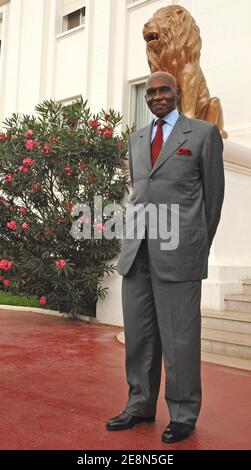 Il presidente del Senegal Abdoulaye Wade si pone di fronte al Palais Presidentiel, a Dakar, Senegal, il 26 luglio 2007. Foto di Christophe Guibbaud/ABACAPRESS.COM Foto Stock