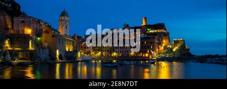 Cinque terre Vernazza luci notturne all'ora blu Foto Stock