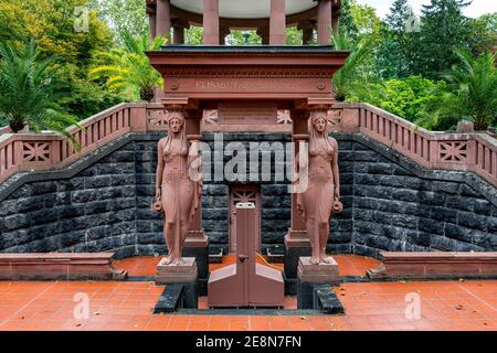 Elisabethenbrunnen nei giardini termali di Bad Homburg Foto Stock