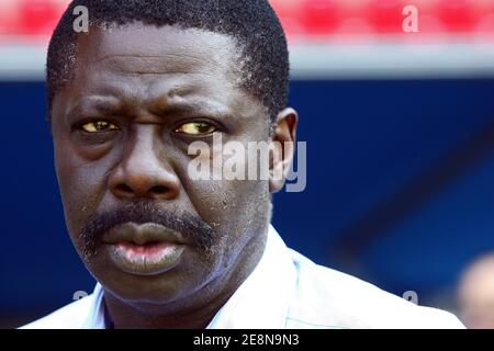 Il presidente della OM Pape Diouf durante la prima partita di calcio francese Racing Club de Strasbourg vs Olympique de Marseille a Strasburgo Francia il 4 agosto 2007. La partita si è conclusa con un pareggio di 0-0. Foto di Christian Liegi/ABACAPRESS.COM Foto Stock