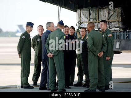 Il presidente George W. Bush discute con il personale militare durante una visita di Cargo Planes for Shipment in Iraq alla base dell'aeronautica di Charleston a Charleston, SC, USA il 24 luglio 2007. Foto di Olivier Douliery /ABACAPRESS Foto Stock