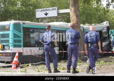 L'autobus RATP parigino che trasportava più di 19 persone è stato coinvolto in un incidente vicino a 'Porte de la Villette' a Parigi, in Francia, il 14 agosto 2007. 14 sono feriti e tre sono gravemente feriti. Foto di Medhi Taamallah/ABACAPRESS.COM Foto Stock