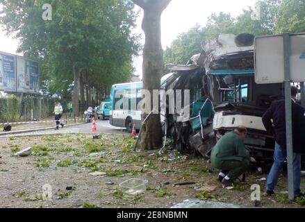 I poliziotti che si sono schiantati guardano la scena dopo che un autobus RATP parigino che trasportava più di 19 persone è stato coinvolto in un incidente vicino a 'Porte de la Villette' a Parigi, Francia, il 13 agosto 2007. 14 sono feriti e tre sono gravemente feriti. Foto di ABACAPRESS.COM Foto Stock