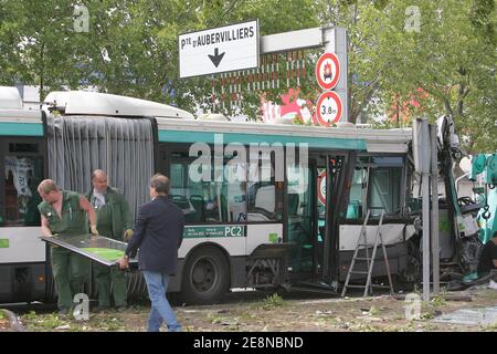 L'autobus RATP parigino che trasportava più di 19 persone è stato coinvolto in un incidente vicino a 'Porte de la Villette' a Parigi, in Francia, il 14 agosto 2007. 14 sono feriti e tre sono gravemente feriti. Foto di Medhi Taamallah/ABACAPRESS.COM Foto Stock