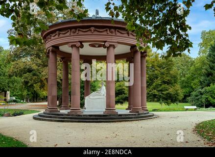 L'Elisabethenbrunnen nei giardini termali di Bad Homburg Foto Stock